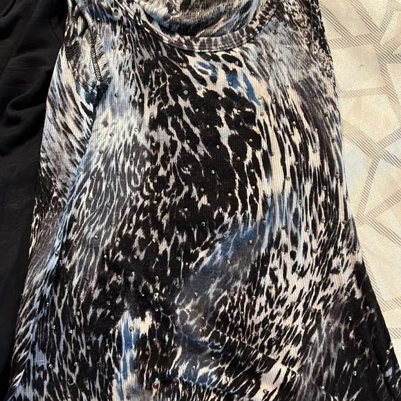 Layered tops with geometric design - Picture 4 of 4